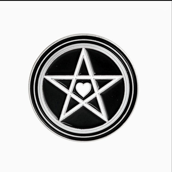 Wicca Witchy pin collection - PENTACLE & heart - Picture 1 of 5